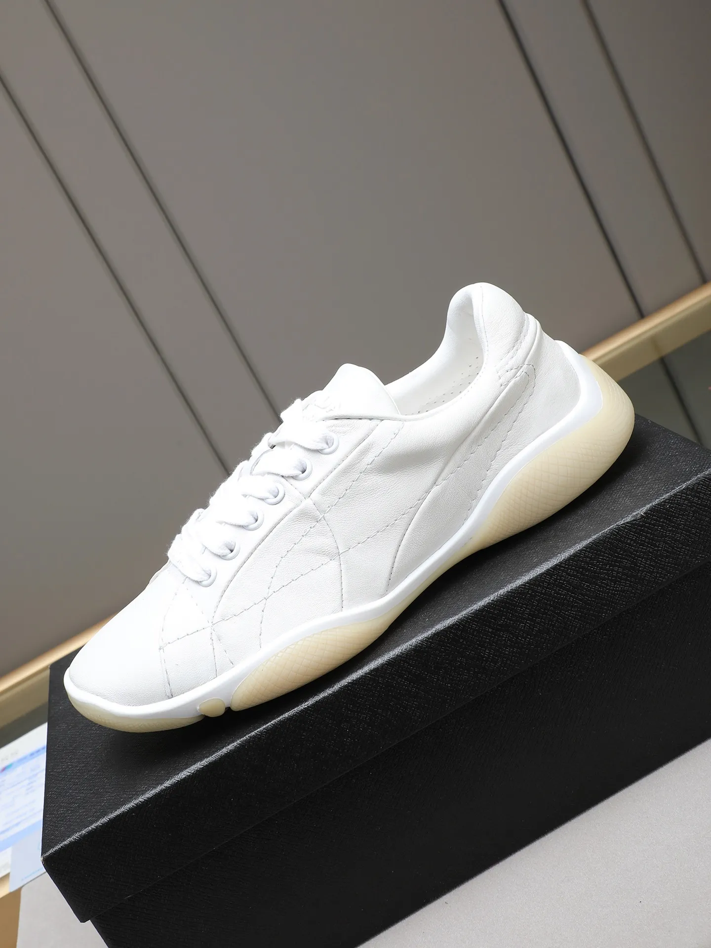 Men's Men's Shoes 💰700 Prada/Prada 1:1 men's casual shoes combine comfort with sophisticated and innovative design. The latest model features a sporty silhouette with visible topstitching that echoes the dynamic lines of the original. Inspired by driving shoes, this sneaker uses a soft and even cow upper, with a light and flexible rubber sole with a concave and convex pattern pattern, giving the sneaker a light appearance and smoothness. The upper is equipped with sports-style stitching, the tongue and laces are injection molded with Epoxy logo, sheep lining and cow foot pads, TPU ultra-light outsole, the upper foot is soft and comfortable, light and breathable! Code:38-39-40-41-42-43-44 (45 customized)